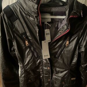 NWT coat, very stylish and durable